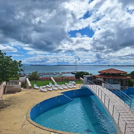 Diamond By The Sea سفيتي فلاس